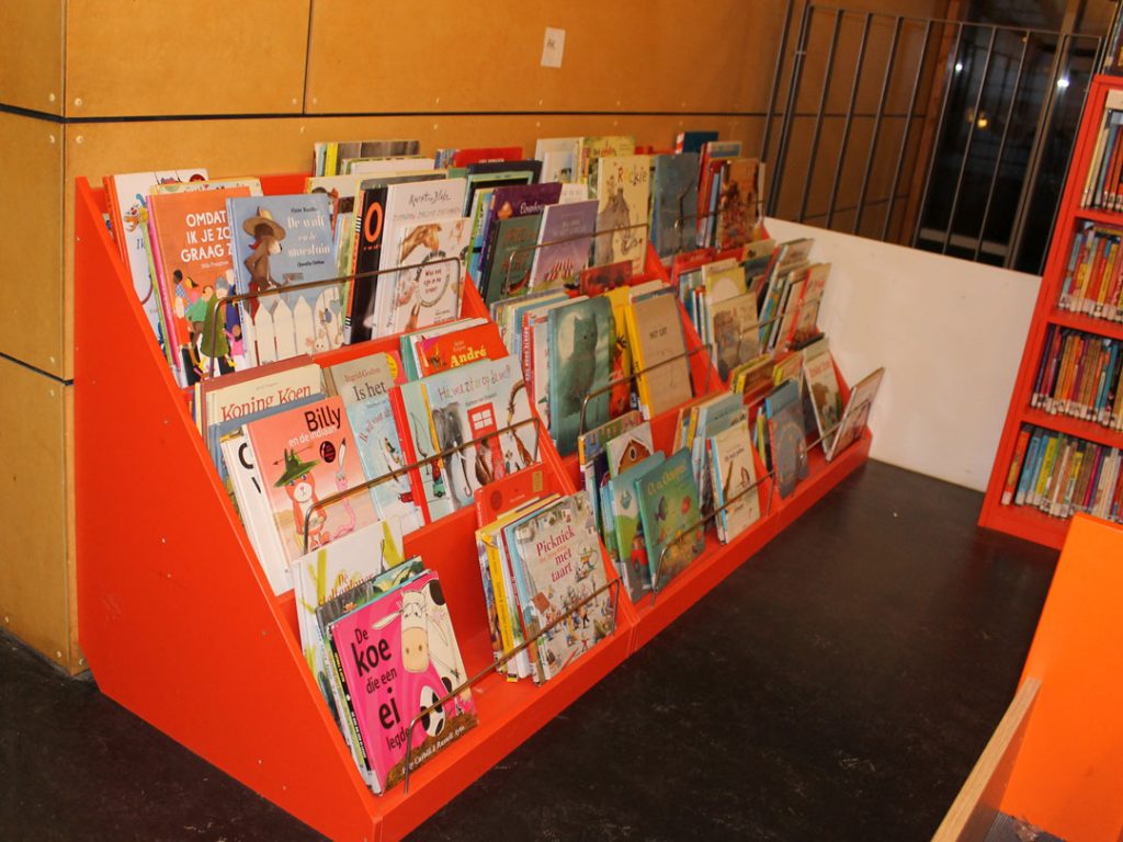 lage boekenkast voor kinderen op school
