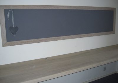 Prikbord met houten werkblad