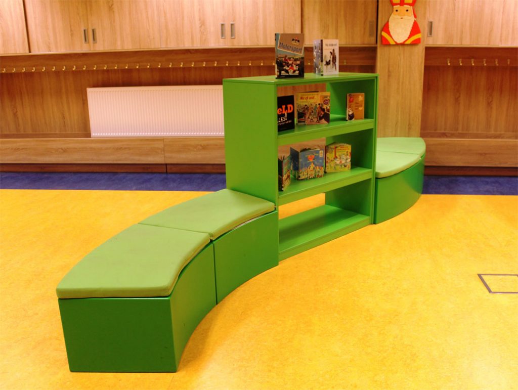 bibliotheekkast voor kinderen waar je ook op kunt zitten